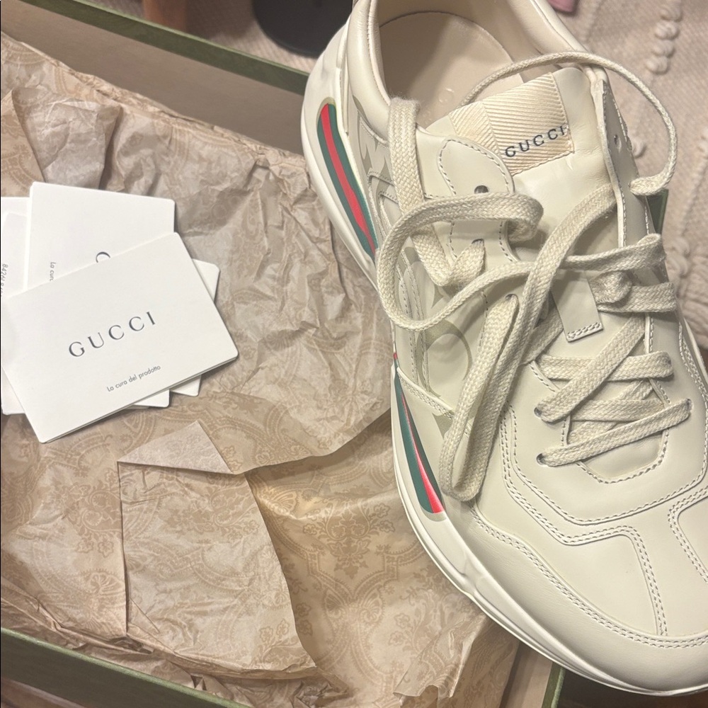 Gucci Men's Cream Sneakers with Red and Green Stripes